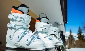 Ile ważą buty narciarskie? Odkryj, co wpływa na ich wagę