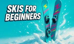 Kolorowe narty freestyle, idealne jako jakie narty dla początkujących. Tekst "SKIS FOR BEGINNERS" na tle błękitnego nieba i śniegu.