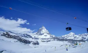 Widok na majestatyczny Matterhorn i wyciągi narciarskie, zapowiedź najdłuższych tras narciarskich w Europie.