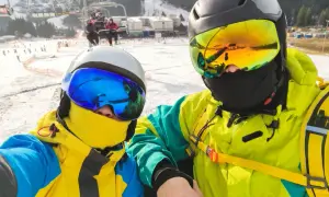 Co pod kask narciarski, aby uniknąć zimna i zwiększyć komfort?