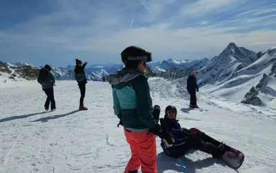 Sztruks na stoku. Grupa narciarzy i snowboardzistów podziwia alpejskie krajobrazy.