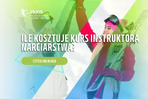 Dowiedz się, ile kosztuje kurs na instruktora narciarstwa. Młoda kobieta z nartami i logo PAKIS.