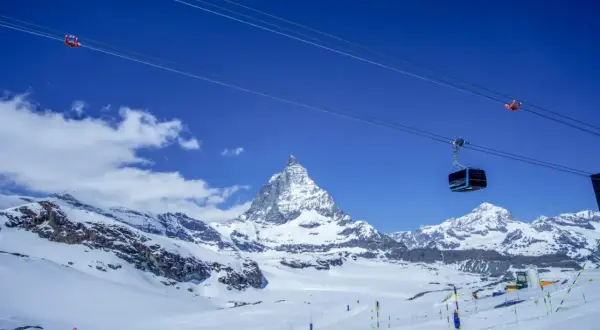 Widok na majestatyczny Matterhorn i wyciągi narciarskie, zapowiedź najdłuższych tras narciarskich w Europie.