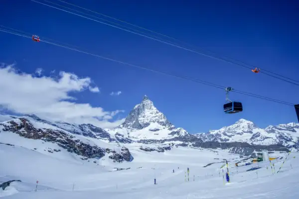 Widok na majestatyczny Matterhorn i wyciągi narciarskie, zapowiedź najdłuższych tras narciarskich w Europie.