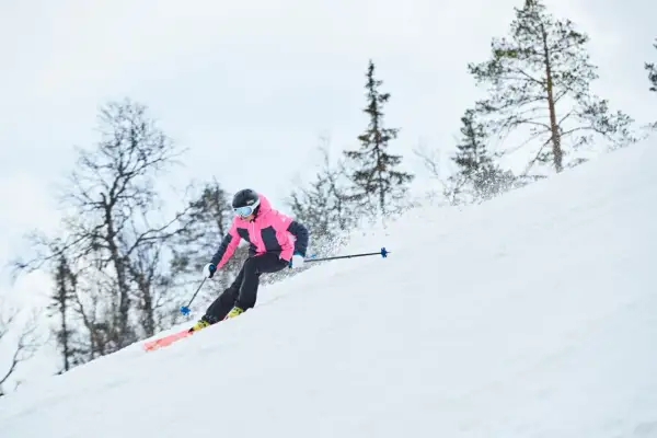 Kurtka narciarska na co dzień – stylowe i funkcjonalne rozwiązania na zimę